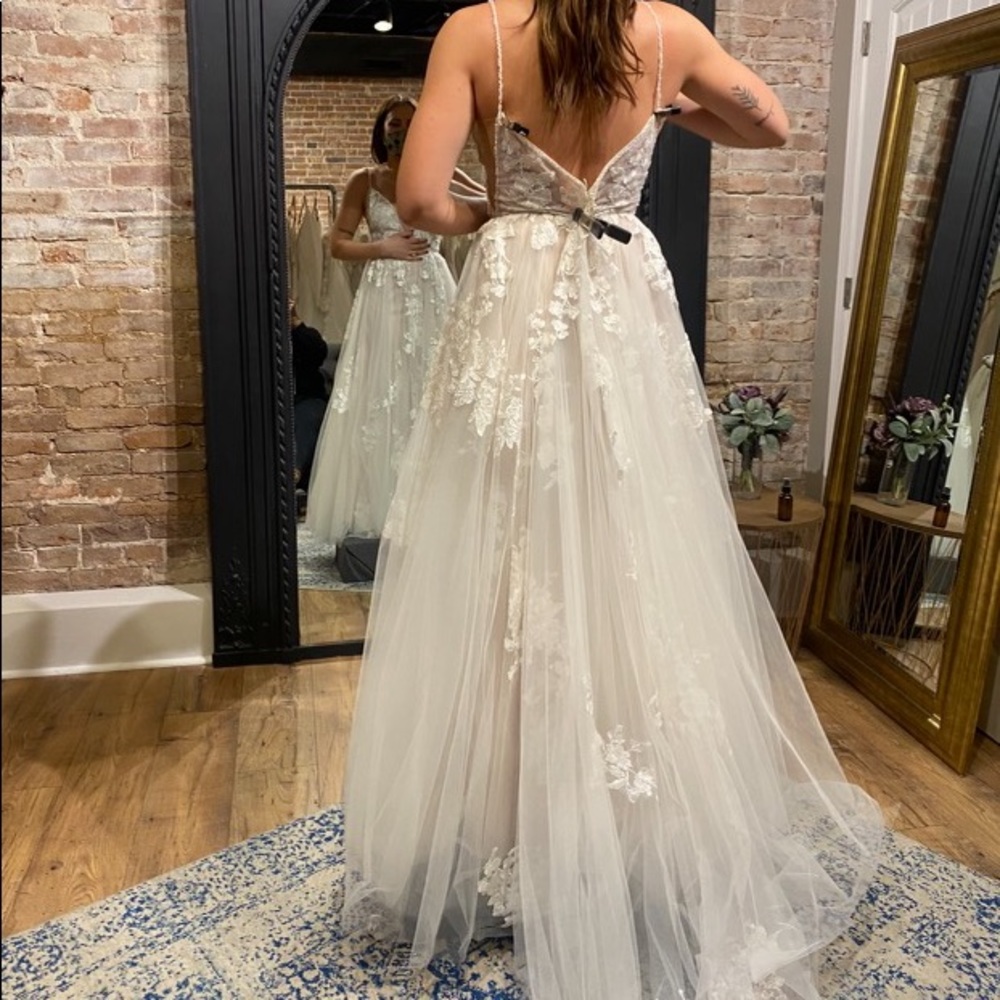 BRAND NEW NEVER WORN! Beautiful Watters wedding dress size 8 - Picture 4 of 5